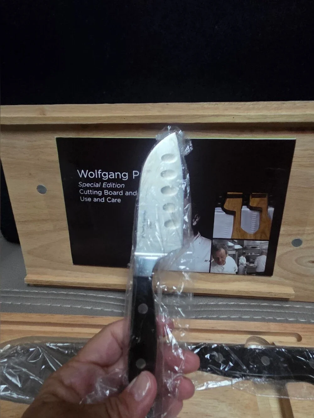 Wolfgang Puck Special Edition Cutting Board & Stainless Blade Knife Set ~ Bin R